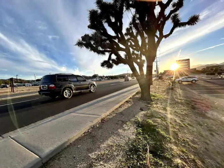 Serene Modern Home Backdoor With Great Wifi, Games, Movies, Patio Seating And Bbq Easy Access To North Joshua Tree National Park In 10 Minutes Туентинайн Палмс Екстериор снимка